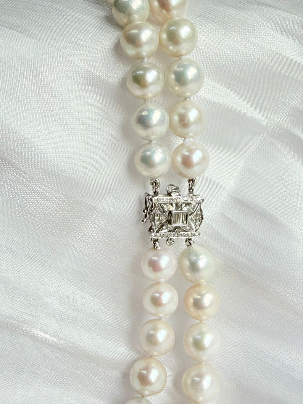 Iridescent Years: Two-Tone Gradient Pearl and Diamond Tassel Necklace