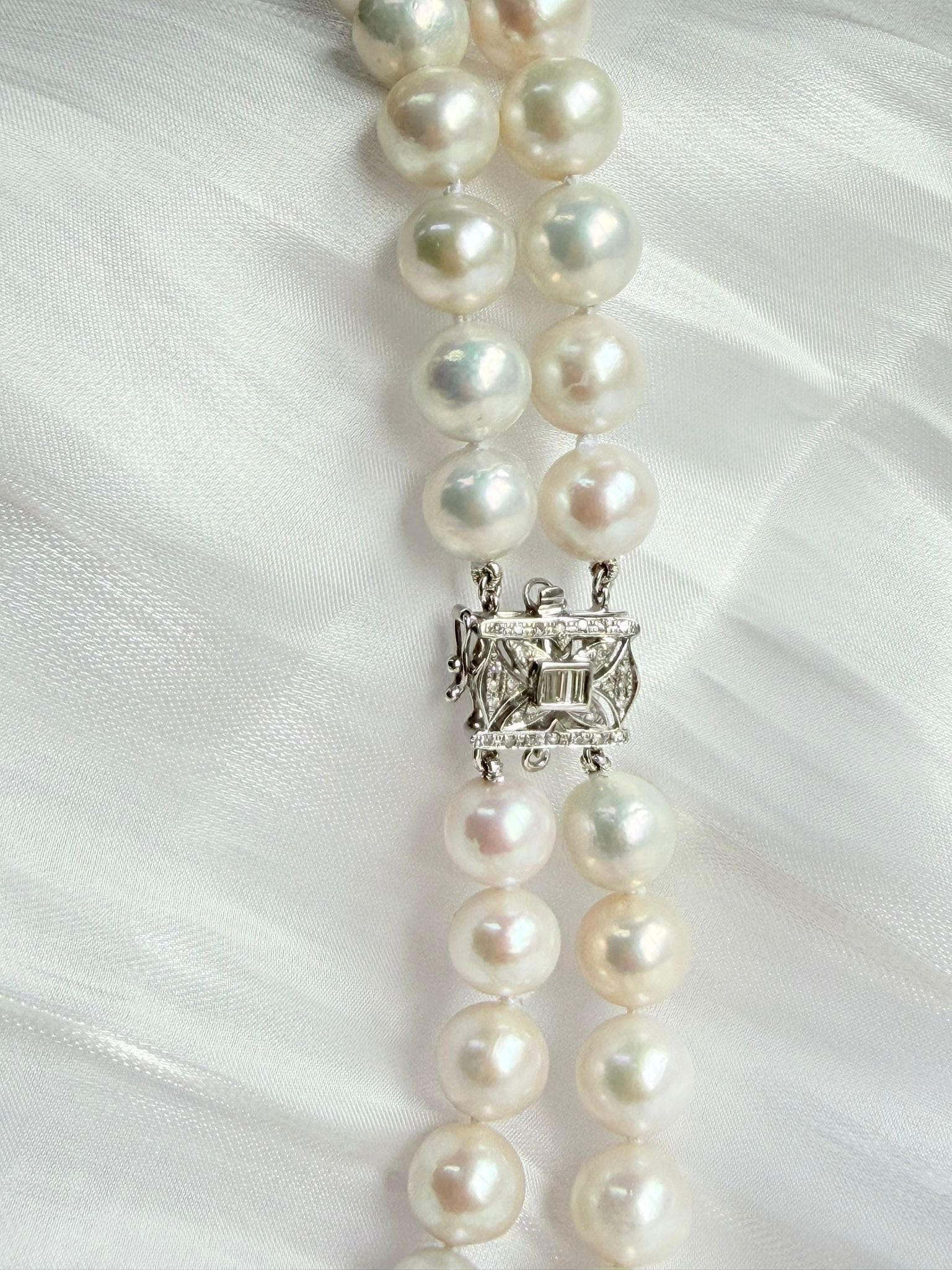 Iridescent Years: Two-Tone Gradient Pearl and Diamond Tassel Necklace
