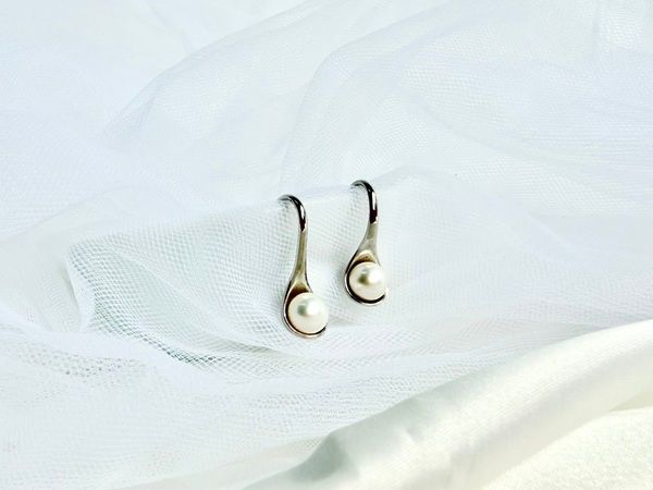 "Mini High Heels" natural pearl earrings, sterling 925 silver plated findings