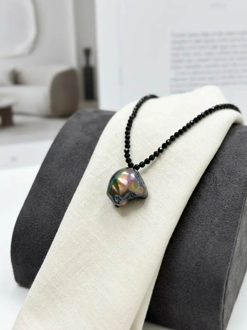 【Unconventional & Unique】Obsidian Iridescence: Baroque Irregular Pearl and Black Spinel Gender-Neutral Long Necklace (70cm)