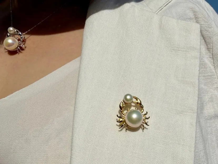 【Crab Meet Pearl】Dual-purpose Pendant/Brooch
925 Sterling Silver Plated Findings