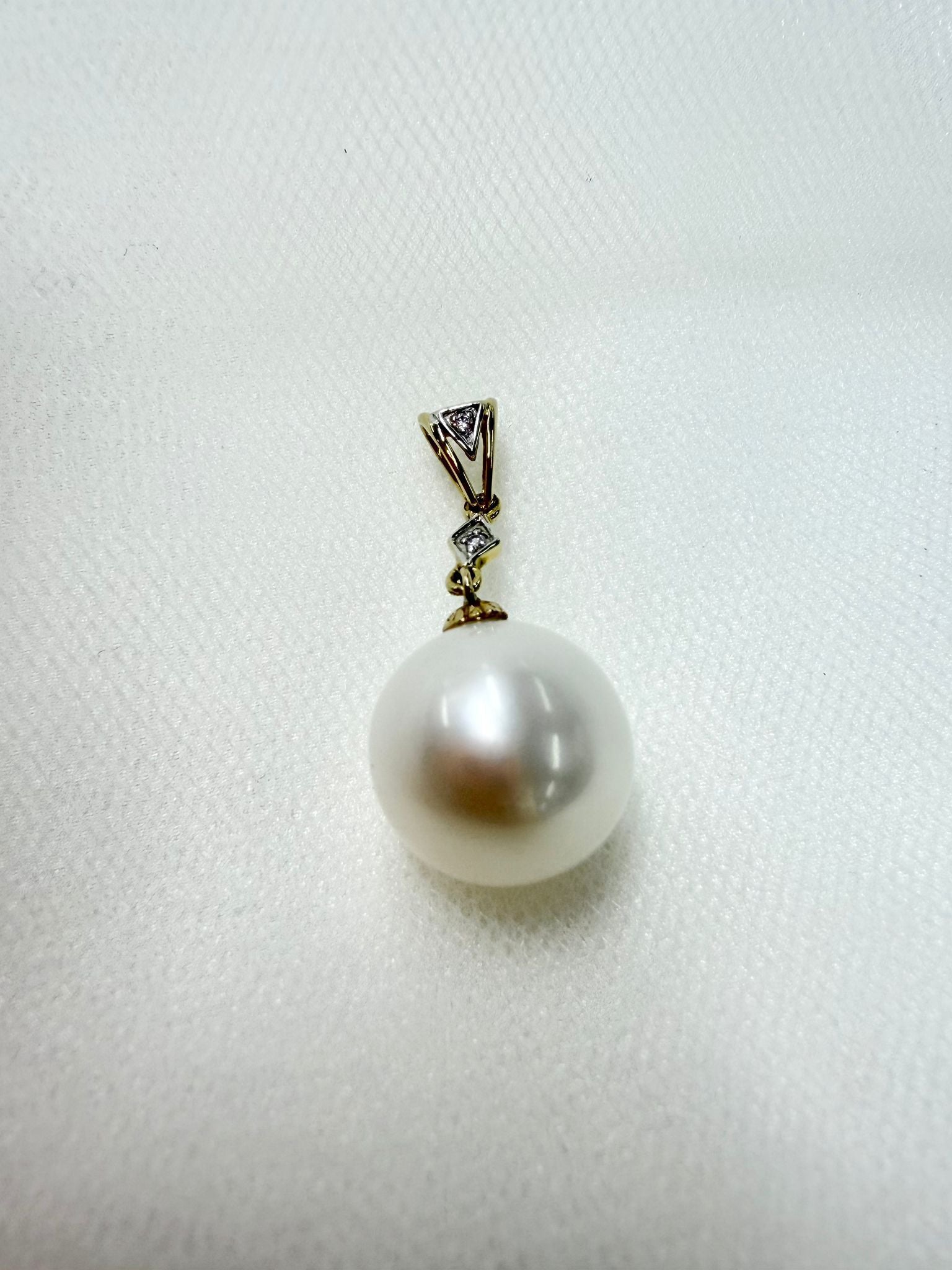 14K 黃金「幾何疊影」12.2mm 白色淡水珍珠吊墜