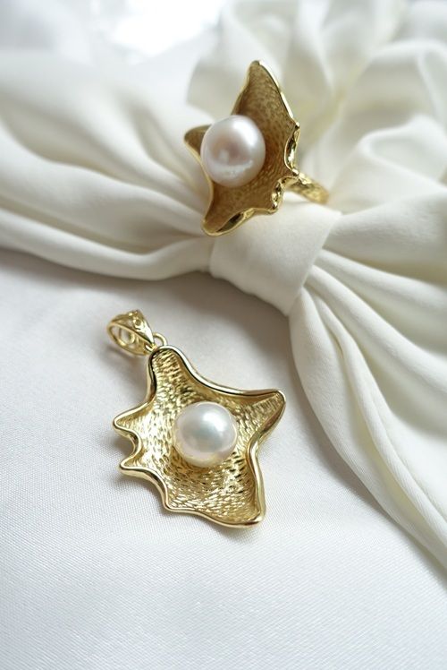 "Mark of the Sea" natural pearl pendant, 925 sterling silver gold-plated findings. Chain not included.