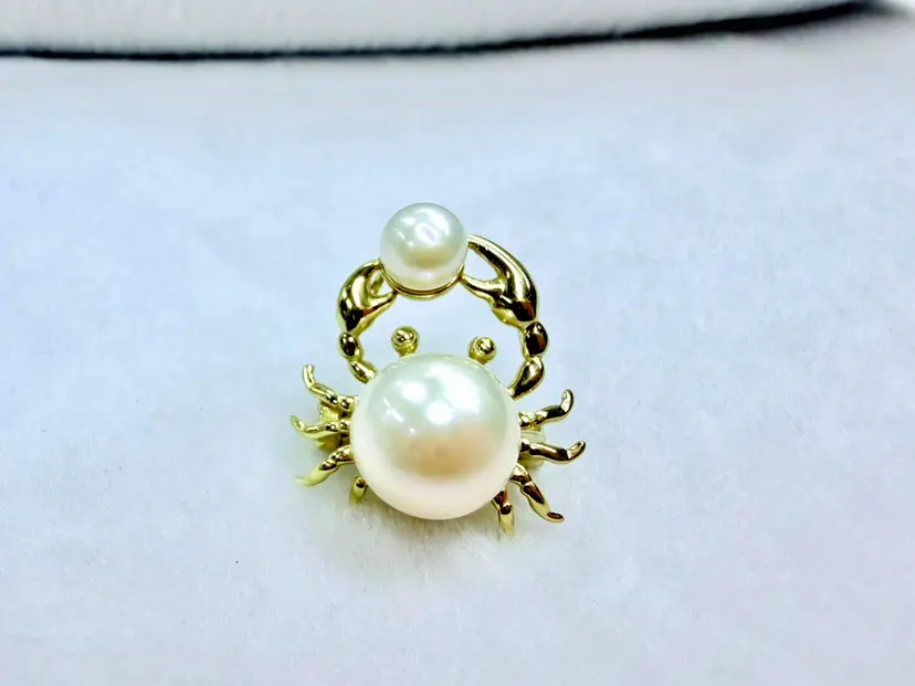 【Crab Meet Pearl】Dual-purpose Pendant/Brooch
925 Sterling Silver Plated Findings