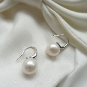 2 hook style pearl dangle earrings