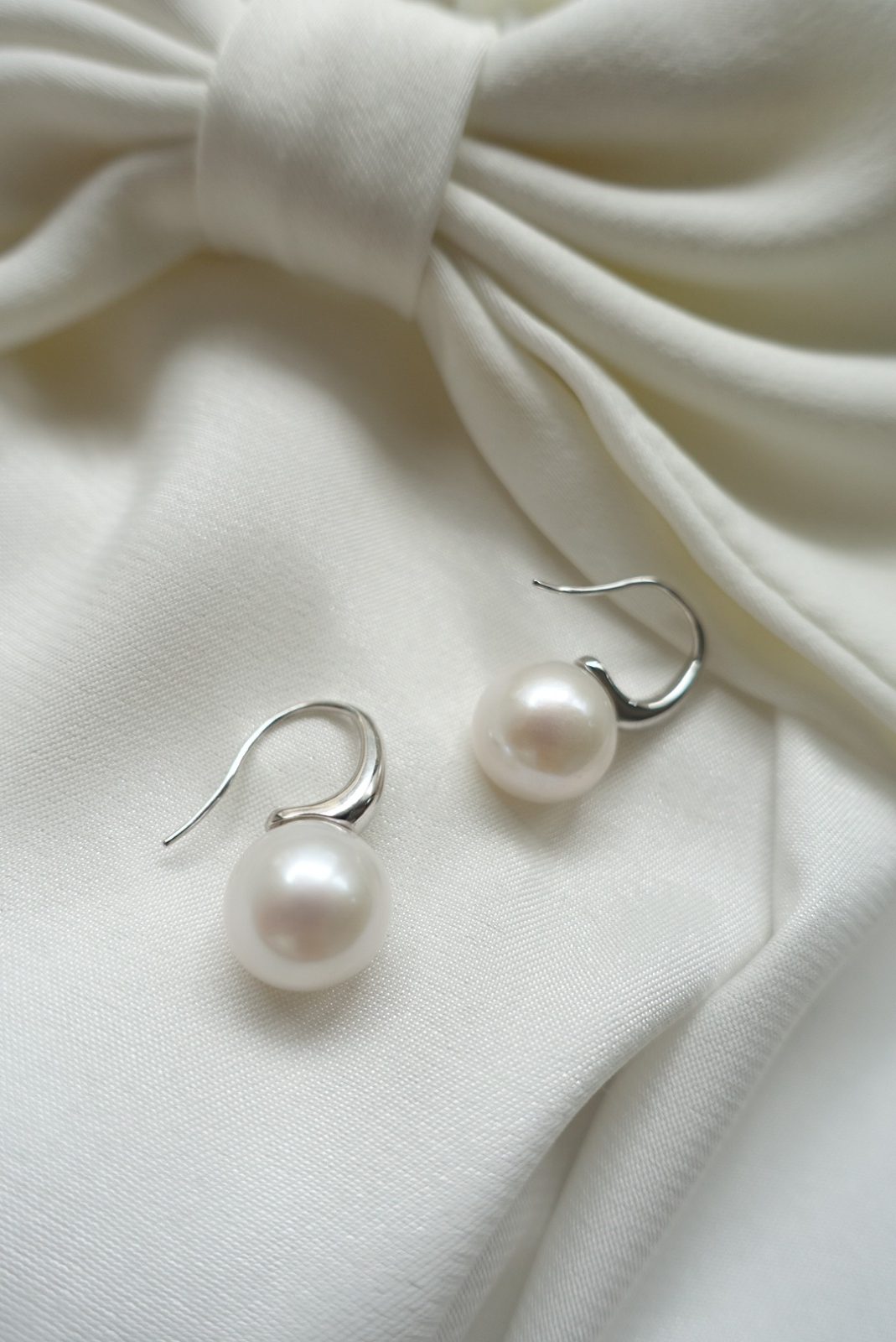 P005E033(J) (2) 2 hook style pearl dangle earrings