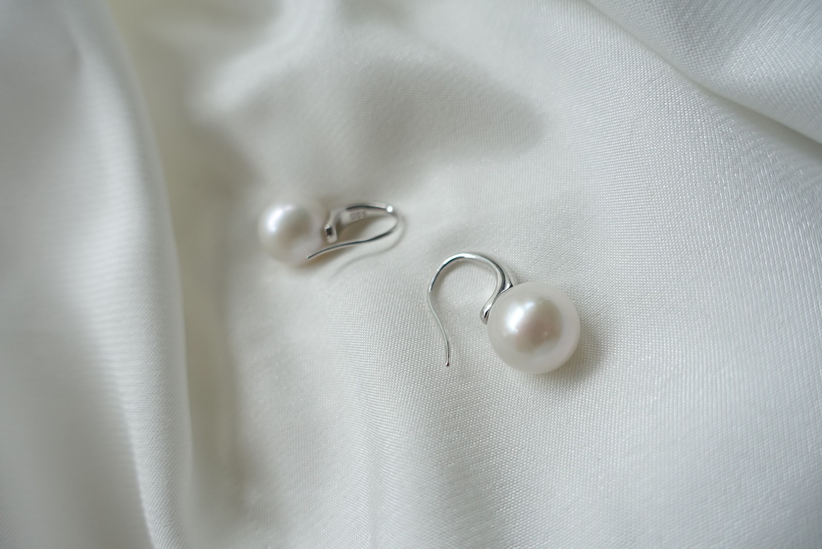 P005E033(J) (4) 2 hook style pearl dangle earrings