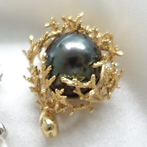 Unique Coral Black Tahitian Pearl Pendant - Yellow Gold & Tahitian