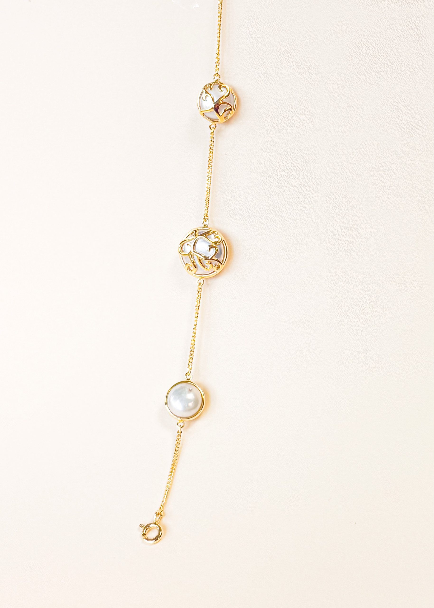 GV005B08.jpg (3) Vertical close-up of the JAACA Three-Pearl Gold Vermeil Bangle, showcasing the shimmering 18K gold ornate settings and adjustable sizing clasps in a minimalist, elegant aesthetic.