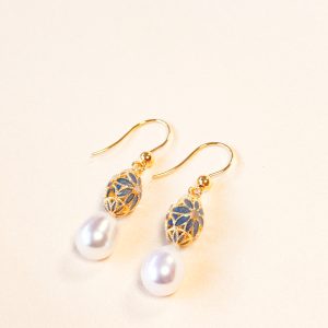Blue Enamel Pearl Earrings in 18K Gold Vermeil featuring a geometric oval frame and 10mm freshwater rice pearl.