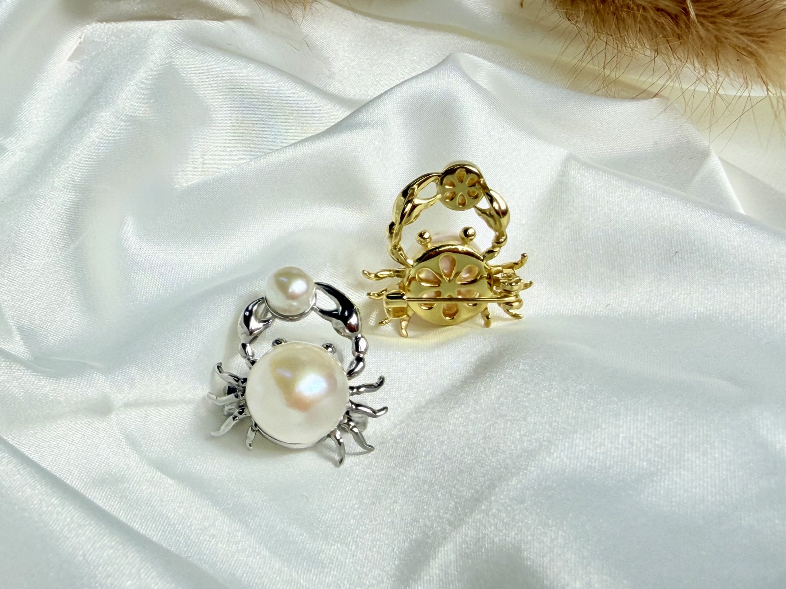 P005P083W, P005P083Y (1) Handcrafted 925 sterling silver crab pendant with a silver-tone gold plating, featuring high-luster button-shaped pearls.