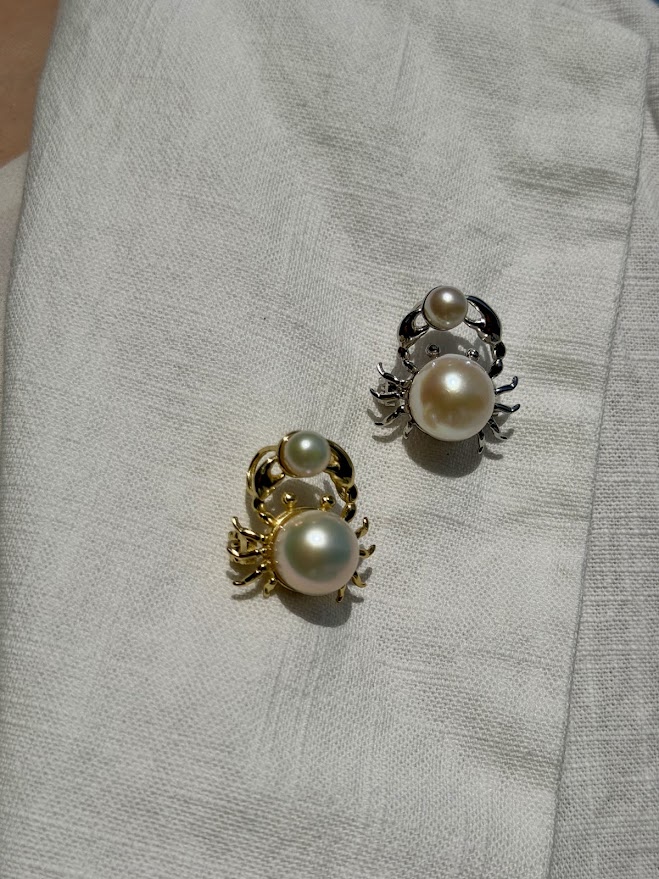 P005P083W & Y A dual-purpose Crab Encounter Pearl Brooch crafted from 925 sterling silver, featuring a large 12mm natural cultured pearl body and a smaller 6.5mm pearl held in its claws.
